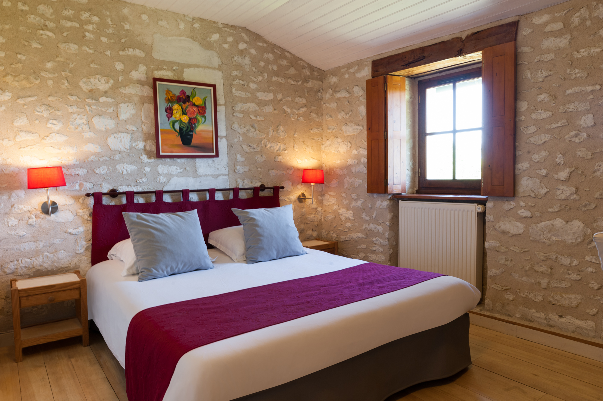 https://espace-ptl.ancv.com/appli/butterfly/data/medias_PA/PHOTOS/699391001001/699391001001s8ZPKK6QWg-Chambre COnfort Hotel Le Pigeonnier du Perron.jpg